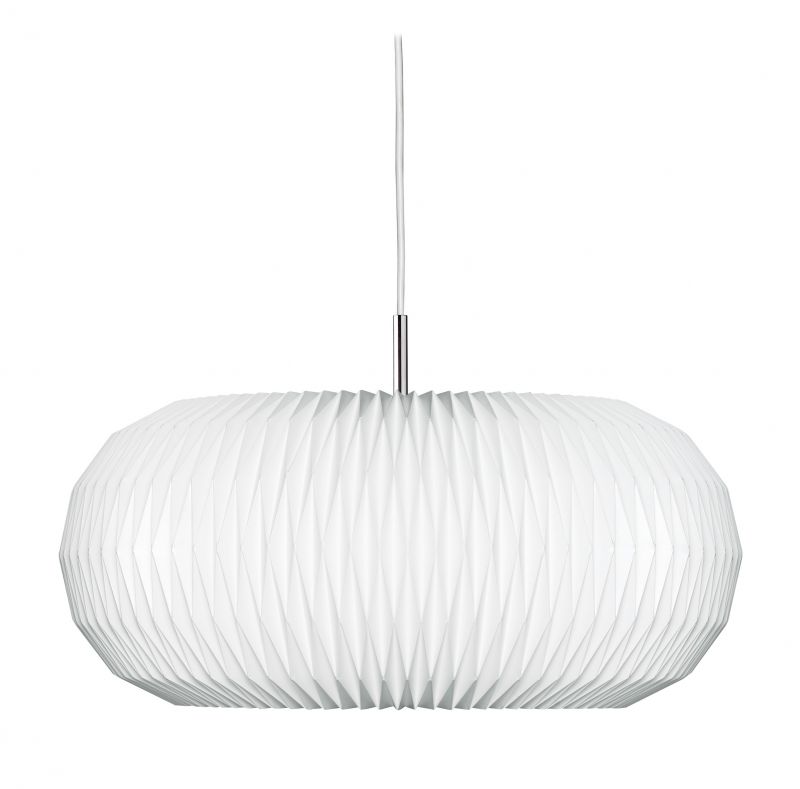 Donut Pendelleuchte von Le Klint: Weiße, plissierte Designerlampe mit Stahlaufhängung für moderne Innenräume.